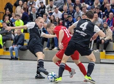 Hier setzt sich der Leubnitzer Ramon Vogel (rotes Trikot) gegen zwei Weischlitzer durch. Am Ende siegte aber Weischlitz mit 4:0 und wurde in der Vorrundengruppe F Erster vor Leubnitz. Die unterklassigen Mannschaften kegelten damit die Vogtlandligisten Fortuna Plauen und Rotschau aus dem Turnier um den Freie-Presse-Pokal. 