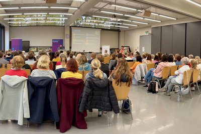 Rund 100 Erzieherinnen und Erzieher der Diakonie Erzgebirge nahmen am zweiten Fachtag in der Studienakademie Breitenbrunn teil.