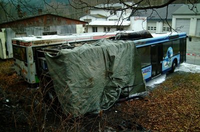 Dieser Bus brannte am Sonntagmorgen in Klingenthal komplett aus.