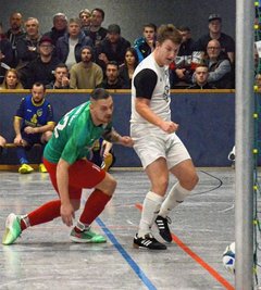 Im Duell der Vogtlandligisten trifft Rodewischs Tim Wünsch (rechts) gegen Plauen Nords Matthias Zaretzky nur den Außenpfosten. Später erzielt er das 3:2-Siegtor, welches Rodewisch den 1. Platz sicherte. 