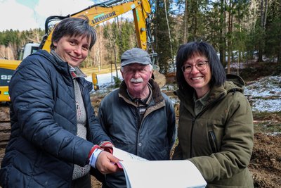 Antje Blohm vom Naturschutzzentrum Erzgebirge, Dietmar Weigel, der viele Jahre das Naturschutzzentrum Zwönitz leitete, und Revierförsterin Leila Reuter (von links) begutachten die Fläche.