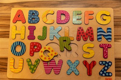 Eines von Brunos Lieblingsspielzeugen: sein Buchstabenpuzzle. Denn mit Buchstaben und Zahlen kennt er sich aus. Gute Voraussetzungen für die Schuluntersuchung, die in dieser Woche auf seinem Programm steht.