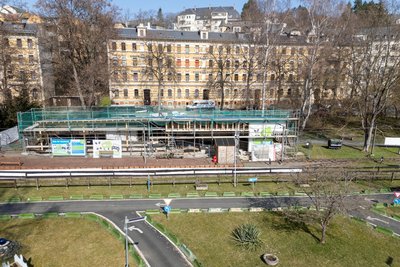 Auf dem Gelände der Parkeisenbahn an der Hainstraße entsteht bis Herbst ein neues Empfangsgebäude nebst überdachtem Imbiss und modernen WCs.