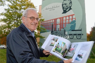 Harald Neumann hat ein Buch über seine Werke geschrieben - viele der großen Fassadengestaltungen findet man heute noch im Auerbacher Neubaugebiet: Wie die der Göltzschtalbrücke und von Andreas Schubert.