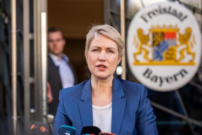 Manuela Schwesig (SPD), Ministerpräsidentin von Mecklenburg Vorpommern, kommt am Montag zur Fortsetzung der Koalitionsverhandlungen von Union und SPD. Diesmal war die Bayerische Landesvertretung Gastgeber.