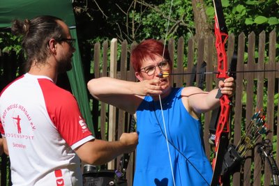 Schulleiterin Kerstin Wendrich durfte sich beim Sommerfest über mehrere Volltreffer freuen.