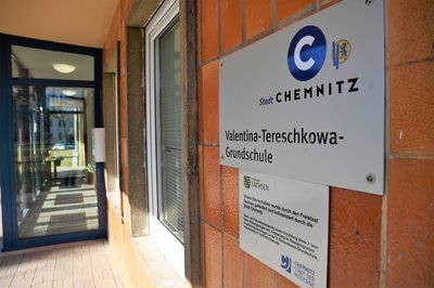 Behält die Valentina-Tereschkowa-Grundschule ihren Namen? Die Stadtverwaltung will das nun untersuchen.