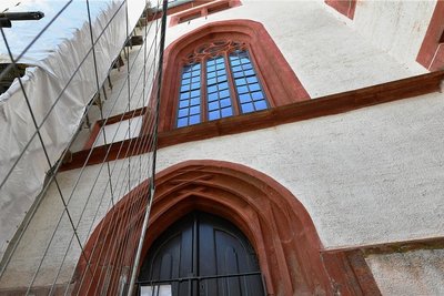 Die Kapelle fügt sich ideal in die umliegenden Bestandteile der Rochsburg ein. Als Arnold von Westfalen die Kapelle im 15. Jahrhundert baute, musste er nur eine Wand einziehen.