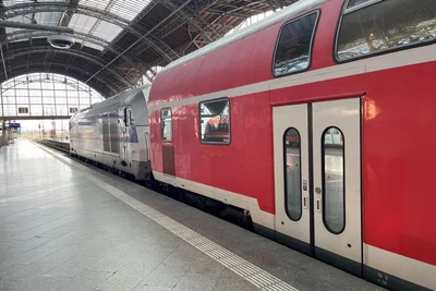 Ein RE6-Waggon verkehrenden Zuges steht im Leipziger Hauptbahnhof zur Abfahrt nach Chemnitz bereit.