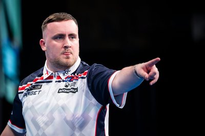 England mit Einzel-Weltmeister Luke Littler steht nach einem Zittersieg im Halbfinale.