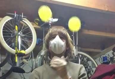 Künstler Djanko Lemon, der lange in Rochlitz gelebt hat, jongliert in einem Internetvideo mit dem Corona-Virus - in Form gelber Bälle. 