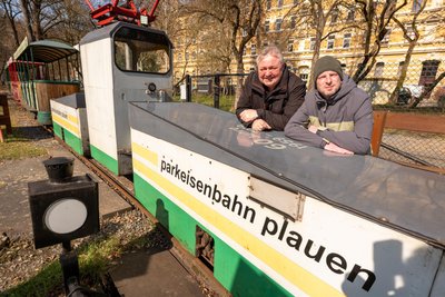 Parkeisenbahn-Mitarbeiter Mario Preusche und Mario Hofmann warten auf den Startschuss auf dem Freizeitgelände.