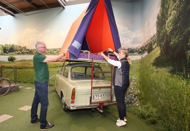 Annett Lang und Joachim Blum vom August-Horch-Museum machen vor dem Trabitreff schon mal das Dachzelt schick. 