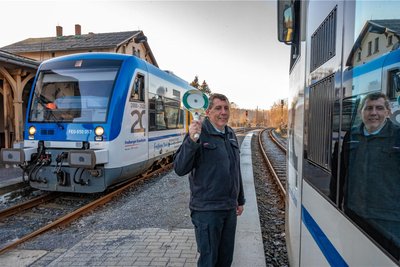 Wie in alten Zeiten: Am Bahnhof Mulda hebt Carsten Göhzold noch für jeden Zug zur Abfahrt die Kelle.
