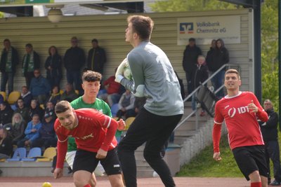 VfB-Keeper Manuel Wägner, der hier vor Kevin Walther (l.) und Thalheims Ian Schenker am Ball ist, wurde nur wenig gefordert.