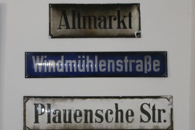 Alte Straßenschilder von Pausa.