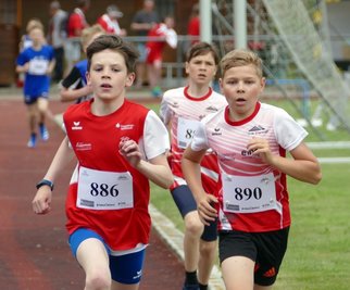 In 2:43,66 Minuten gewann Philipp Ehrig (links) vom TSV 1872 Pobershau den 800-Meter-Lauf der AK 11. Er verwies Ernst Sieber (Nummer 890) vom LV 90 Erzgebirge mit fünf Sekunden Vorsprung auf Platz 2.