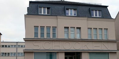 Die Fassade des 1904 errichteten Kaufhauses mit Eingang an der Meinertstraße in Oelsnitz. Im Hintergrund ist der 1928/29 errichtete, zweite Erweiterungsbau zu erkennen.