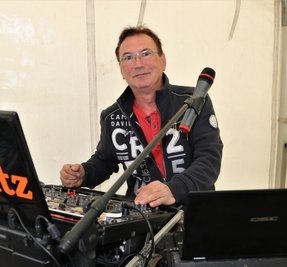 Lutz Vetter vom "Studio 1" aus Börnichen sorgte beim Schützenfest in Schönerstadt für gute Unterhaltung.