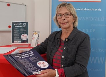 Sigrid Woitha, Leiterin der Verbraucherzentrale Zwickau, wirbt für den Senioren-Aktionstag. 