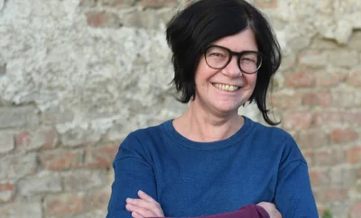 Barbara Holub kuratiert in Chemnitz das erste große Kunstprojekt für die Kulturhauptstadt. Apfelbäume spielen dabei die zentrale Rolle. Für das Projekt unternahm sie zahlreiche Spaziergänge durch die Stadt, von der sie sich begeistert zeigt. 