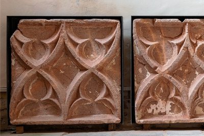 Drei gut ein auf ein Meter große Platten aus Porphyr mit Blendmaßwerken sind in der Kapelle ausgestellt. Sie waren laut Architekt Günter Donath entweder als Brüstungen oder als Altarschranken verbaut.