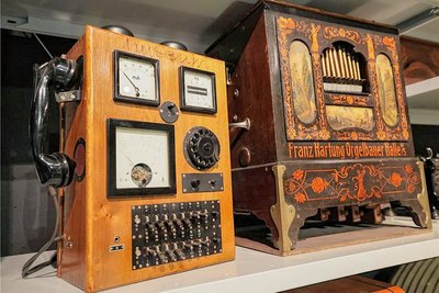 Der Telefonapparat links im Bild soll zu DDR-Zeiten für das Mithören von Gesprächen wichtig gewesen sein. 