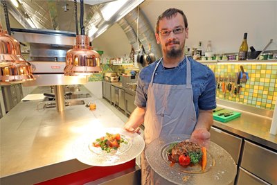 „Genussbar“-Küchenchef Tobias Hänsel präsentiert zwei Leckereien: Namibisches Roastbeef und Thunfisch-Sashimi.