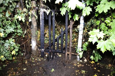 Beim zweiten Einsatz musste die Feuerwehr ein brennendes Gartentor auf dem Sonnenberg löschen.