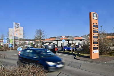 Reger Andrang vor der Tankstelle, doch hauptsächlich wollen die Leute ihr Auto waschen.