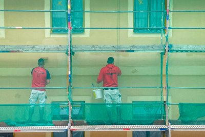 Die beiden Maler bei Fassadenarbeiten an der Freiberger Prüferstraße. Ein irritierter Leser fotografierte die Szene und schickte die Bilder an die „Freie Presse“.