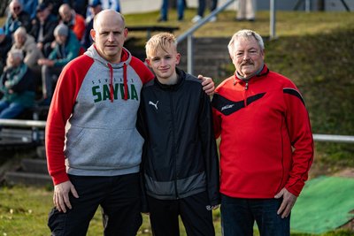 Drei Fußball-Generationen beim Pokalspiel im Saydaer Bergstadtstadion: Marco, Noah und Dittmar Leichsenring.