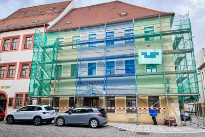 An der eingerüsteten Fassade in der Freiberger Innenstadt waren die Handwerker mit der umstrittenen Kleidung am Mittwoch im Einsatz.