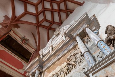Das Herzstück der Kapelle: der Altar, aus Sandstein 1576 im Stil der Spätrenaissance gefertigt und mit evangelischen Bildmotiven.