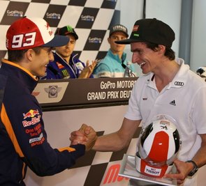 Willkommene Abwechslung: Richard Freitag (rechts), selbst begeisterter Motorradfahrer, überreichte jüngst Weltmeister Marc Marquez auf dem Sachsenring die Trophäe für die Pole Position in der MotoGP.