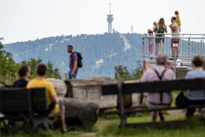 Blick vom Fichtelberg auf den Keilberg. Die beiden höchsten Gipfel des Erzgebirges bilden die Kulisse für das europäische Wandertreffen 2026.