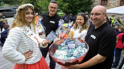 Rosenprinzessin Jolina Bauer (links) und Hofdame Ruby Schramm mit den Organisatoren Alexander Illing und Andre Lorenz (rechts). 544 Karten sind im Lostopf. 16 Preise im Gesamtwert von 1000 Euro gab es beim Panorama-Radeln zu gewinnen. Leider waren nicht alle Gewinner anwesend. 