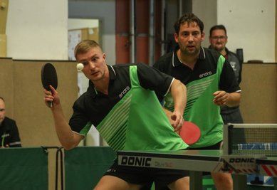 Bei den Doppeln lief es im Spitzenspiel gegen Gornsdorf gar nicht. Auch die Burgstädter Spieler Martin Gundermann (links) und Manuel Jacob verließen den Tisch als Verlierer. Am Ende siegten die Erzgebirger im Duell der Oberligaabsteiger mit 11:4 in Burgstädt.