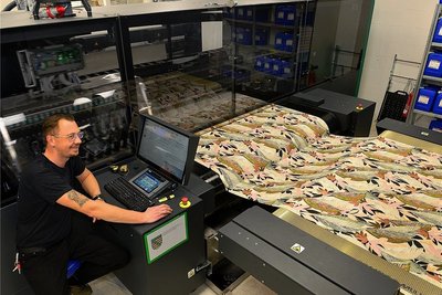 Sebastian Knof bedient die neue Digitaldruckmaschine der Innotex Merkel & Rau GmbH in Frankenberg. Das Unternehmen mit seinen 129 Mitarbeitern zählt zu den größten Steuerzahlern der Stadt. 