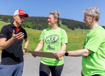 Freuen sich unmittelbar nach dem symbolischen Startschuss zum Benefizlauf des Elternvereins krebskranker Kinder über die erste Spende: Schirmherr Jens Weißflog (rechts) und Kathleen Theiling vom Verein. Den Scheck überreicht hat Jörg Aumüller, Kapitän der Kieselstein Cracks. 