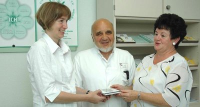 
              <p class="artikelinhalt">Chefarzt Dieter Ullrich begrüßte Ute Baumann (r.) und Silke Klett von der Frauenselbsthilfe nach Krebs zur Büroeröffnung. Künftig hält der Verein hier aller 14 Tage mittwochs von 14 bis 16 Uhr Sprechzeiten ab. </p>
            