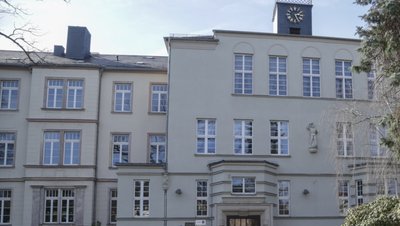 In der Gerhart-Hauptmann-Oberschule war am frühen Mittwochmorgen die Polizei im Einsatz. Die Beamten rückten für eine Durchsuchung an, bei der es um Straftaten im Zusammenhang mit Drogen ging. 