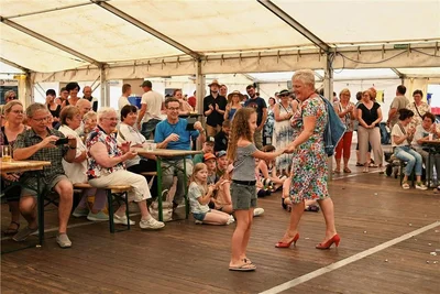 Heidrun Altmann mit Enkelin Maja bei der Modenschau.