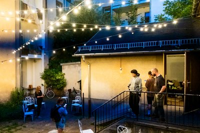 Sommerabend im Innenhof des "Komplex"-Theaters.