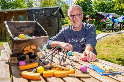 Immer gut Ball: Jürg Leuthold betreibt die Olbernhauer Minigolfanlage.