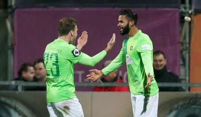 Cebio Soukou (r.) nimmt nach dem Führungstreffer die Glückwünsche von Mike Könnecke entgegen.