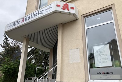 Der heutigen Eigentümerin und ehemaligen Apothekenbetreiberin zufolge reicht die Geschichte der Apotheke bis ins Jahr 1880 zurück.