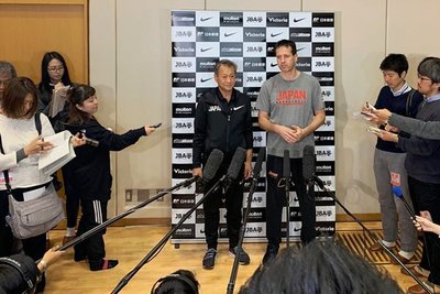 Der Chemnitzer Torsten Loibl (Mitte, hier bei einer Pressekonferenz) ist bei Olympia in Japan für die Gastgeber-Teams der Damen und Herren in der Basketball-Variante 3x3 verantwortlich. Dabei wird mit drei Spielern pro Mannschaft auf nur einen Korb gespielt. 