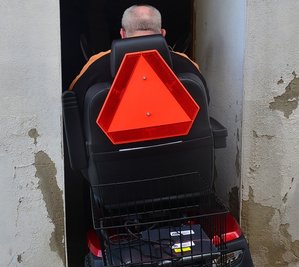 Passt auf den Zentimeter: Uwe Sommerfeldt fährt den Scooter ins Kellerabteil unter seiner Wohnung.