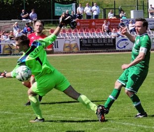 Robert Hofmann (rechts), hier bei seinem Treffer zum 1:0 im Heimspiel gegen Ifa Chemnitz (Endstand 4:1), winkt die Torjägerkrone in der Fußball-Landesklasse.